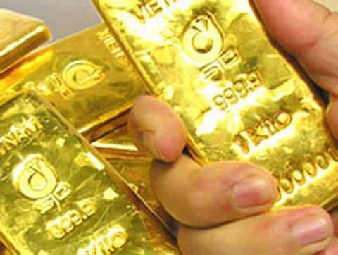 Lợi dụng lúc nạn nhân lúi húi thay lốp xe, đối tượng đã cuỗm túi vàng chạy mất (ảnh minh họa)