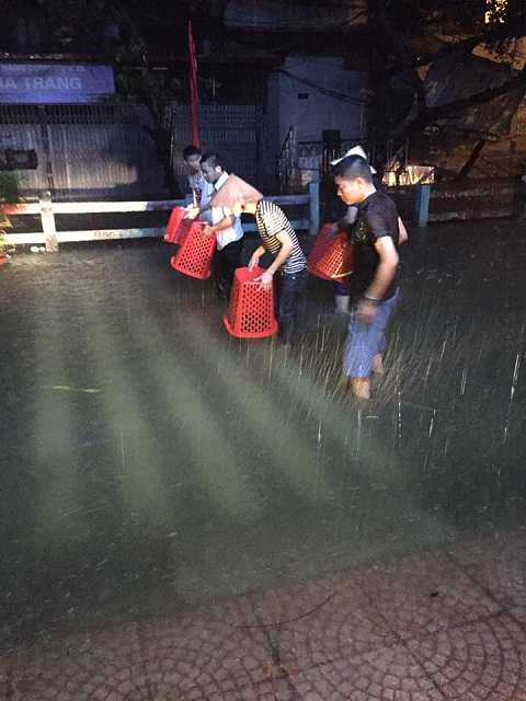 Nhiều người được dịp ra ngoài bắt cá. Ảnh: Otofun