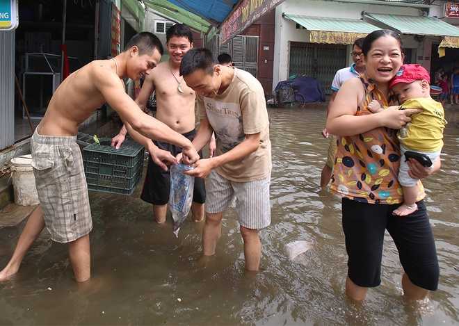 Niềm vui bắt được cá phố Thủ đô - Nguồn ảnh: Vnexpress