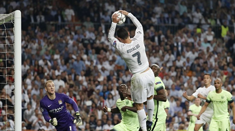 Tình huống dùng tay chơi bóng của Ronaldo