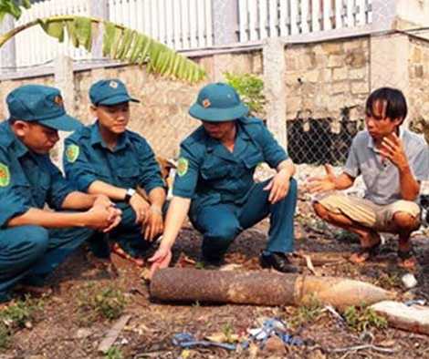 Quả đạn pháo bay vào vườn nhà dân.