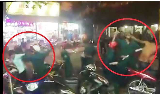 Nhóm dân quân dùng dùi cui đuổi đánh người vi phạm giao thông. Ảnh cắt từ clip.