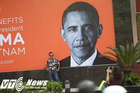 Hình ảnh Tổng thống Obama, được công ty Icare Benefist in ra treo ngay trước cửa công ty để chào đón