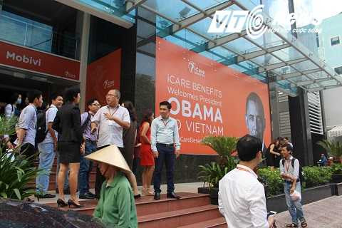 Nhiều người tập trung đông tại địa điểm gần nhôi chùa Ngọc Hoàng