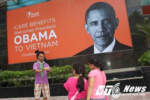 Một ông bố dắt theo 2 cô con gái cũng tranh thủ chụp lại khoảnh khắc được nhìn Tổng thống trên ảnh