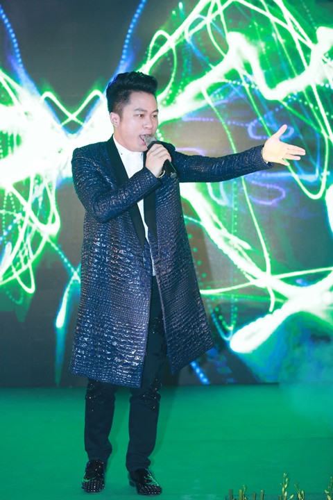 Ca sỹ Tùng Dương trình diễn trong sự kiện