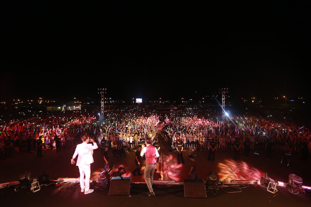 Dàn sao The Remix 'đốt cháy' khán giả tại Quảng Ninh