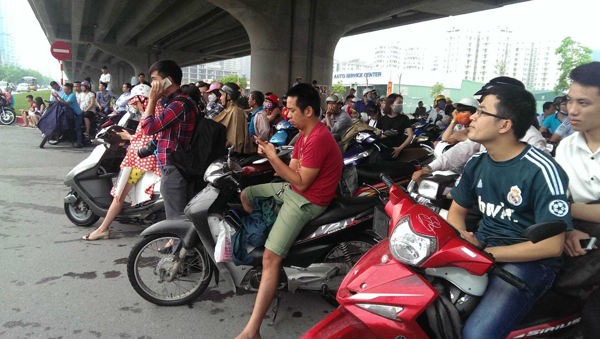 Dân Hà Nội đứng chờ được gặp Tổng thống Obama - Ảnh: phạm Thinh