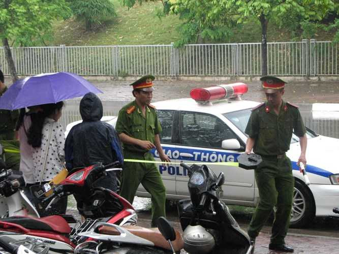 Dân Thủ đô 'đội mưa' trước TT Hội nghị Quốc gia chờ đoàn xe ông Obama