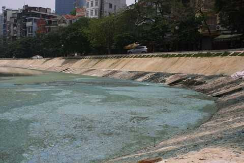 Mặt hồ nổi lớp váng dày đặc, bốc mùi hôi thối nồng nặc. Mặt hồ nổi lớp váng dày đặc, bốc mùi hôi thối nồng nặc.