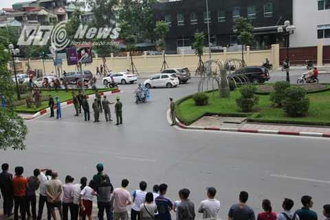 Từ khoảng 9h sáng 23/5, an ninh được thắt chặt dọc các tuyến đường ông Obama sẽ đi qua. Các ngã 4 đều có lực lượng an ninh chốt chặn. 