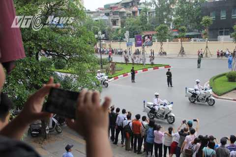 Khoảng 10h sáng, 2 làn đường Nguyễn Chí Thanh hướng dẫn ra đường Kim Mã để đến Phủ Chủ tịch, các phương tiện tham gia giao thông được yêu cầu dừng lại. Người dân háo hức chờ đón được chiêm ngưỡng dàn xe khủng hộ tống ông Obama.