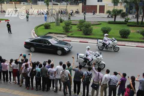 Người dân 2 bên đường hoan hỉ vẫy chào đoàn hộ tống. 