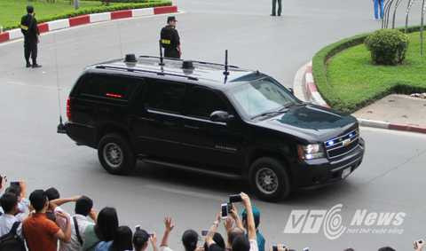 Đi ngay sau những chiếc xe <a href='https://vtcnews.vn/oto-xe-may.31.0.html' >m<a href='https://vtcnews.vn/oto-xe-may.31.0.html' >ô tô</a></a> dẫn đoàn là chiếc SUV chuyên dụng của Đặc vụ Mỹ. 