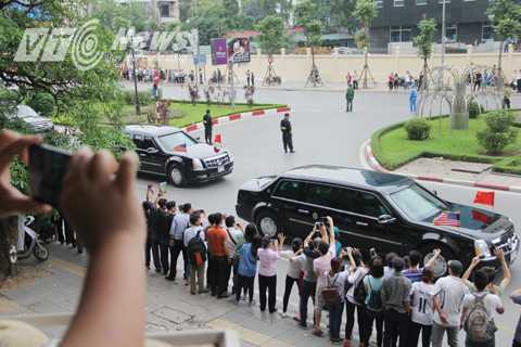 Khi chiếc xe chở Tổng thống đi tới, những tiếng hello, wellcome to Viet Nam được người dân vang lên. Tổng thống Obama ngồi 1 trong 2 chiếc Cadillac One. 