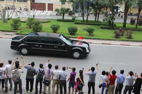 Để đảm bảo an toàn cho Tổng thống Mỹ trong các chuyến công du hoặc di chuyển ở trong nước, đoàn xe luôn có 2 chiếc Cadillac One giống hệt nhau. 