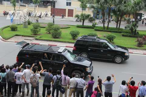 2 chiếc xe chở mật vụ Mỹ đi sát phía sau, sẵn sàng cho mọi tình huống khẩn cấp. 