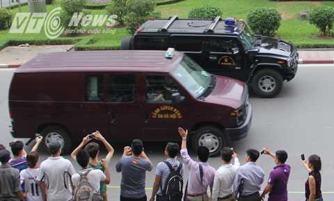 Chốt đoàn xe hộ tống là 2 chiếc xe chuyên dụng của lực lượng an ninh của ta. 