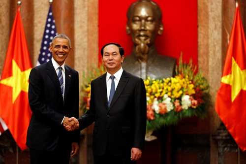 Chủ tịch nước Trần Đại Quang và Tổng thống Mỹ Barack Obama sáng nay hội đàm và dự kiến tham gia họp báo, chứng kiến lễ ký kết các văn kiện tại Phủ Chủ tịch. Tổng thống Mỹ Obama cũng dự tiệc chiêu đãi tại Trung tâm Hội nghị quốc tế, hội kiến với Thủ tướng Nguyễn Xuân Phúc tại Văn phòng chính phủ và chào xã giao Tổng bí thư Nguyễn Phú Trọng ở Văn phòng Trung ương Đảng.