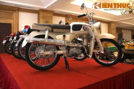 Bộ sưu tập này hội tụ đủ cả 2 chiếc S65, trong đó một chiếc màu trắng có option yếm cực hiếm. Trải qua hơn 50 năm, chiếc xe vẫn giữ lại được màu sơn và cặp yếm trắng tinh khôi. 