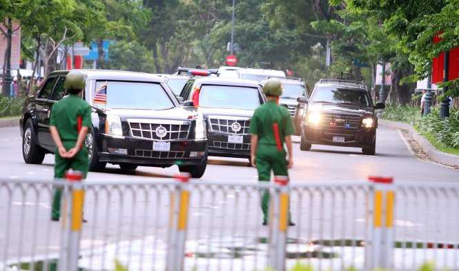 Đoàn xe của ông Obama rời sân bay - Ảnh: Nguyên Khôi/TTO