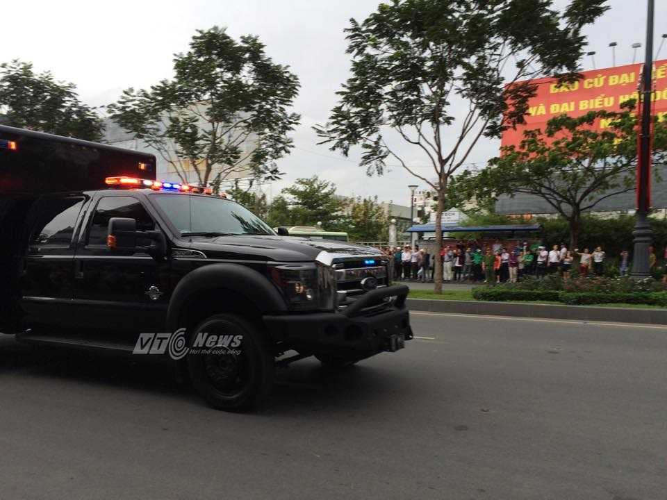 Đoàn xe hộ tống tổng thống Obama rời khỏi sân bay (ảnh: Phan Cường)