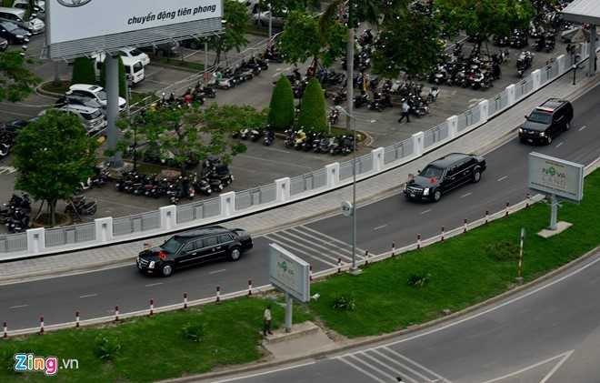 Đoàn xe bắt đầu đưa Tổng thống Mỹ rời khỏi sân bay Tân Sơn Nhất để về trung tâm TP. Ảnh: Lê Quân