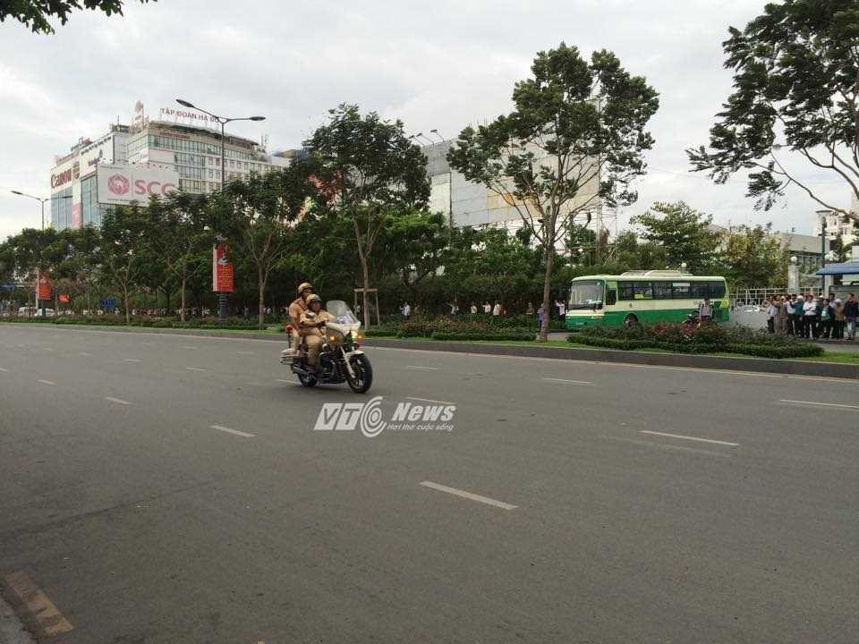 Do xe CSGT dẫn đường(Ảnh: Phan Cường)