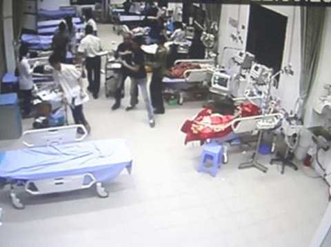 Nhóm côn đồ lao vào chém bệnh nhân khi đang cấp cứu - Ảnh cắt từ camera an ninh của bệnh viện Nhóm côn đồ lao vào chém bệnh nhân khi đang cấp cứu - Ảnh cắt từ camera an ninh của bệnh viện