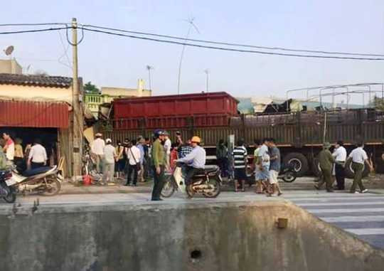 Đang nấu ăn trong nhà, một phụ nữ bị xe đâm chết thảm