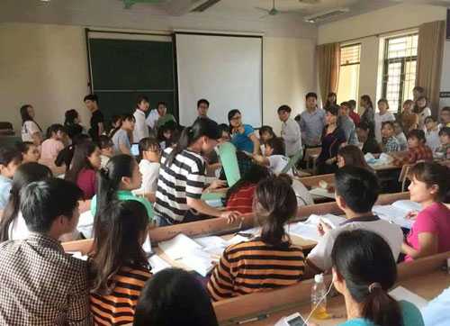 Lớp học nhốn nháo khi hai nữ sinh viên bị quạt rơi vào người. Ảnh: VCU News.