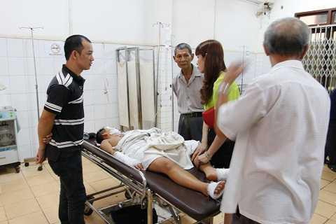 Người thân của học sinh chăm sóc nạn nhân tại bệnh viện Người thân của học sinh chăm sóc nạn nhân tại bệnh viện
