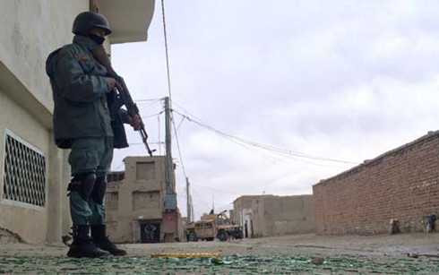 Một nhân viên an ninh đang đứng gác bên ngoài cơ quan an ninh quốc gia ở thủ đô Kabul, Afghanistan