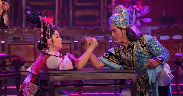 NSND Hồng Vân vật tay với Hoà Hiệp.