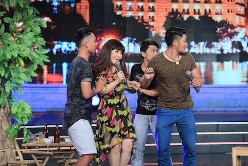 Danh hài đất Việt: Hồng Vân vào vai tú bà, vật tay cùng 'Kim Tan' Hoà Hiệp