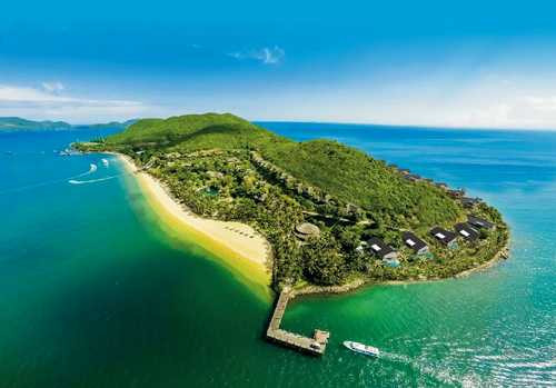 Tắm thỏa thích dưới làn nước mát tại hòn Tằm - Nha Trang (Ảnh: Vietravel).