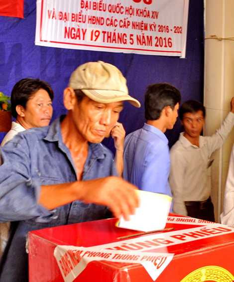 Cử tri tiến hành bỏ phiếu - ảnh CTV THANH HẬU