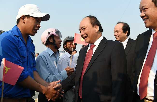 Thủ tướng Nguyễn Xuân Phúc đã tới dự lễ khởi công dự án xây dựng khu nghỉ dưỡng Nam Hội An và Khu Công nghiệp cơ khí <a href='https://vtcnews.vn/oto-xe-may.31.0.html' >ô tô</a> Chu Lai - Trường Hải. Ảnh: VPG. 
