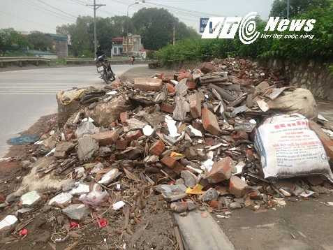 Đống đá khủng bị một số kẻ mọi rợ đổ giữa đường