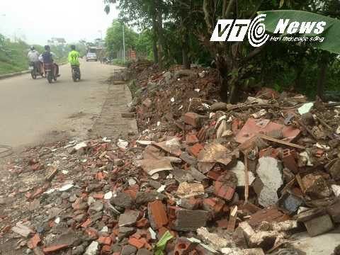 Dù cơ quan chức năng đã nghiêm cấm nhưng những đống đá vẫn được một số kẻ trục lợi đổ giữa đường
