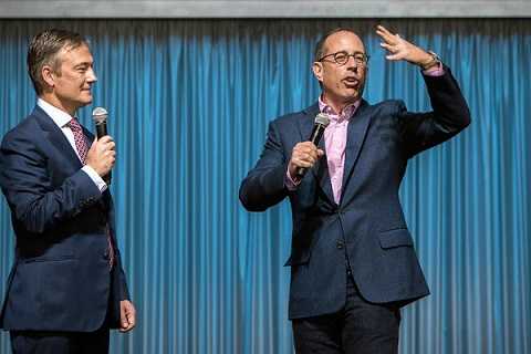 Ông Seinfeld đứng trước đám đông trong phiên đấu giá Ông Seinfeld đứng trước đám đông trong phiên đấu giá