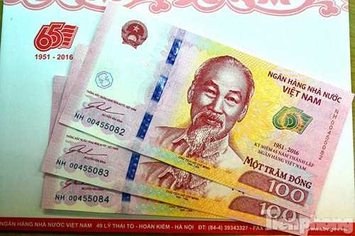 Cận cảnh những tờ tiền lưu niệm mệnh giá 100 đồng được Ngân hàng Nhà nước phát hành ngày 13/4