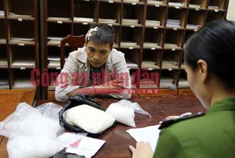 Cán bộ điều tra tiến hành lấy lời khai của Trần Bá Đức. Cán bộ điều tra tiến hành lấy lời khai của Trần Bá Đức.