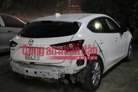 Chiếc ô tô mà Trần Bá Đức dùng để vận chuyển heroin. Chiếc ô tô mà Trần Bá Đức dùng để vận chuyển heroin.