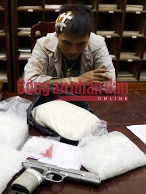Trần Bá Đức và tang vật. Trần Bá Đức và tang vật.