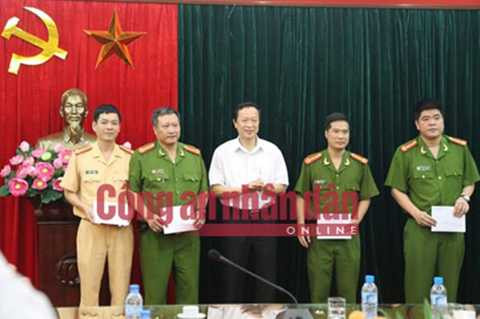 Công an Lạng Sơn được thưởng nóng. Công an Lạng Sơn được thưởng nóng.