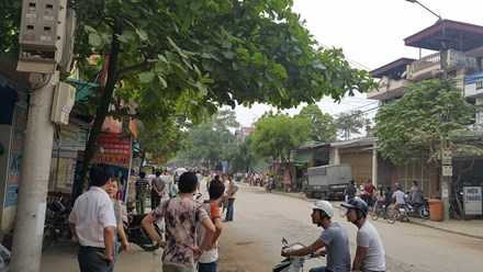 Hàng trăm người tập trung theo dõi vụ việc