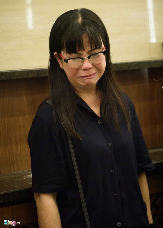 Ca sỹ Ánh Tuyết gắng kìm nén nước mắt đưa tiễn nhạc sỹ Nguyễn Ánh 9 về nơi an nghỉ cuối cùng