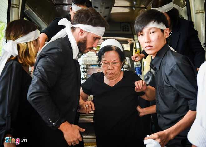 Bà Ngọc Hân, vợ nhạc sỹ đã yếu sức sau nhiều ngày thức bên linh cữu chồng.