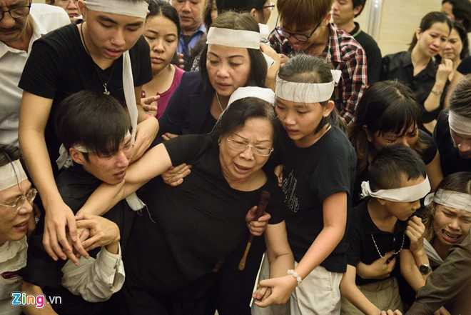 Vợ nhạc sỹ không kìm được xúc động khi quan tài đưa vào lò hỏa thiêu